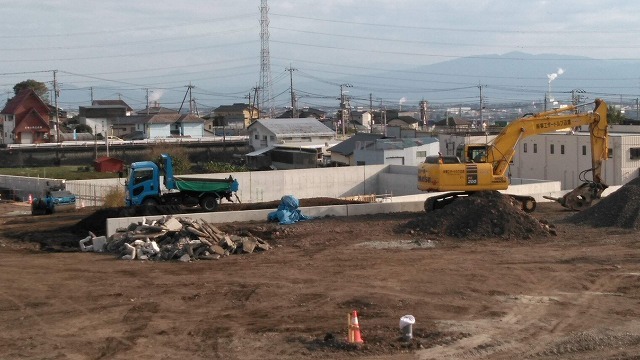 東名高速北側で76区画の宅地造成「プライムスクエア富士今泉」と「官民連携の調整池」_f0141310_07215623.jpg