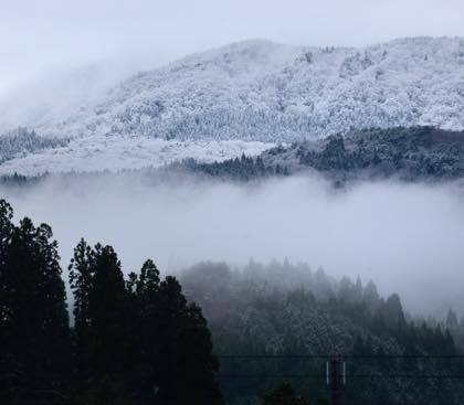 国道9号線から見える村岡の山々......スキー場の場所が....._b0194185_20563326.jpg