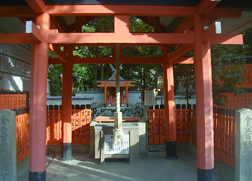 ●神社の造形―車折神社の弁天神社と渓仙桜_d0053294_23091695.jpg