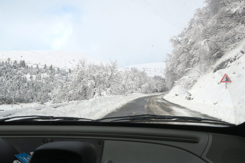 雪のシビッリーニ山脈はらはらドライブ_f0234936_7422141.jpg