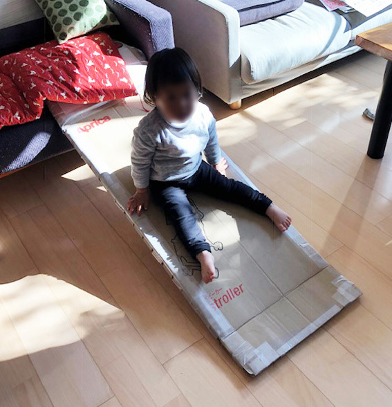 幼児の為の安価でコンパクトなダンボール滑り台の作り方 気分はneutral