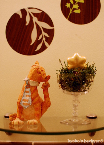 クリスマススワッグと猫柄ラッピングペーパー(と猫)_b0253205_07532153.jpg