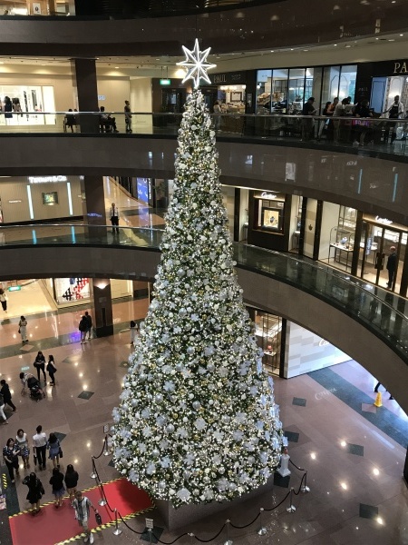 今年のニーアンシティ高島屋さんのクリスマスツリー Singaporeグルメ 今年のニーアンシティ高島屋さんのクリスマスツリー Singaporeグルメ