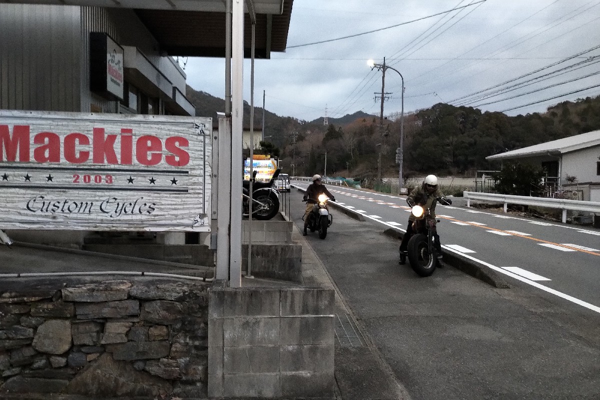 今日は開店の10:05分か..._a0159215_00345944.jpg