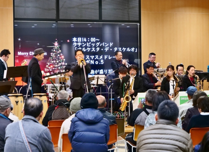 　　わかちか広場でビッグバンドのライブ　　２０１８-１２-２３　００：００_b0093754_21413198.jpg