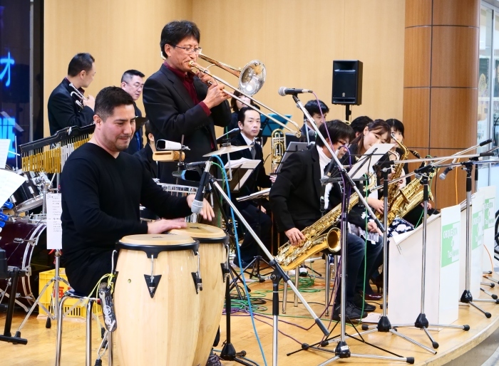 　　わかちか広場でビッグバンドのライブ　　２０１８-１２-２３　００：００_b0093754_21414663.jpg