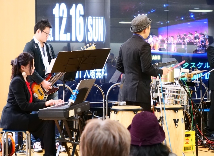 　　わかちか広場でビッグバンドのライブ　　２０１８-１２-２３　００：００_b0093754_21415892.jpg