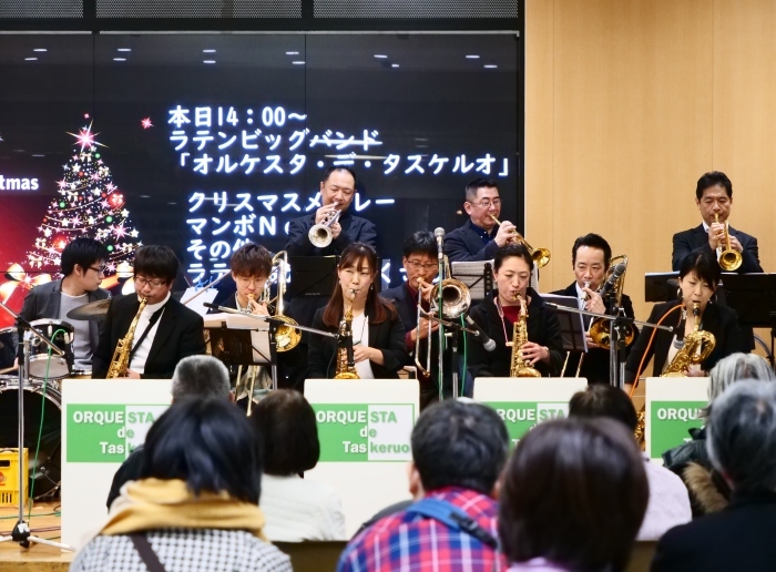　　わかちか広場でビッグバンドのライブ　　２０１８-１２-２３　００：００_b0093754_21424440.jpg