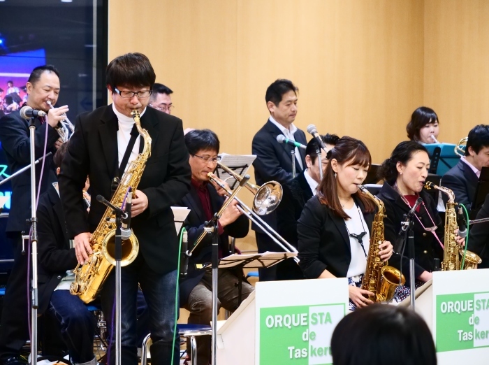 　　わかちか広場でビッグバンドのライブ　　２０１８-１２-２３　００：００_b0093754_21425611.jpg
