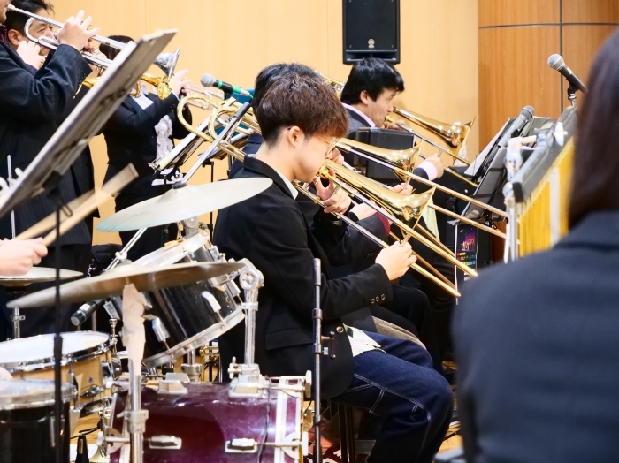 　　わかちか広場でビッグバンドのライブ　　２０１８-１２-２３　００：００_b0093754_21432712.jpg