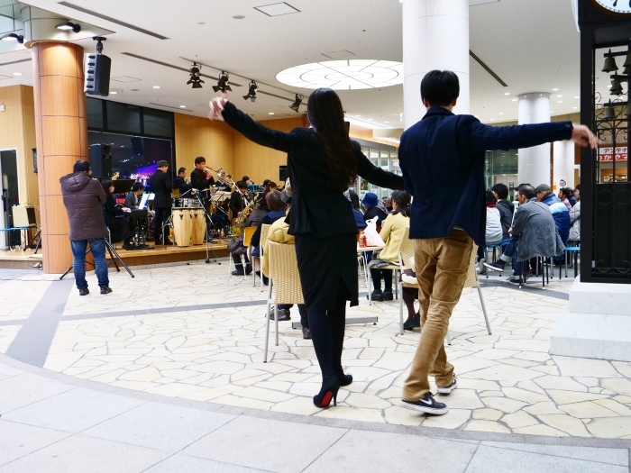 　　わかちか広場でビッグバンドのライブ　　２０１８-１２-２３　００：００_b0093754_21444325.jpg