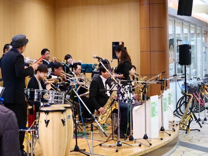 　　わかちか広場でビッグバンドのライブ　　２０１８-１２-２３　００：００_b0093754_21445960.jpg