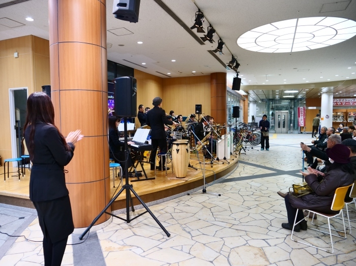 　　わかちか広場でビッグバンドのライブ　　２０１８-１２-２３　００：００_b0093754_21451370.jpg
