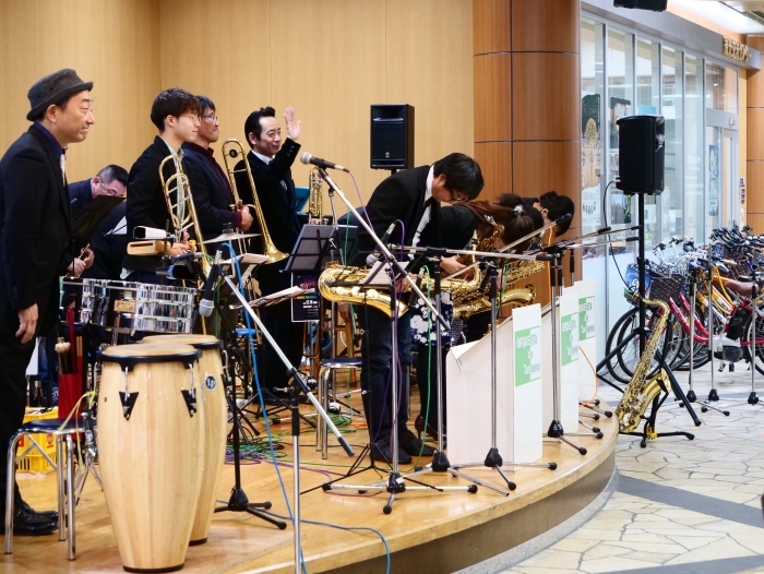 　　わかちか広場でビッグバンドのライブ　　２０１８-１２-２３　００：００_b0093754_21452844.jpg