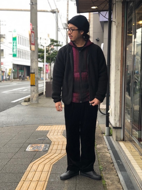 オールブラックのスタイリングの挿し色で。_c0167336_13382379.jpg