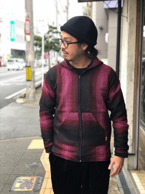 オールブラックのスタイリングの挿し色で。_c0167336_13385570.jpg