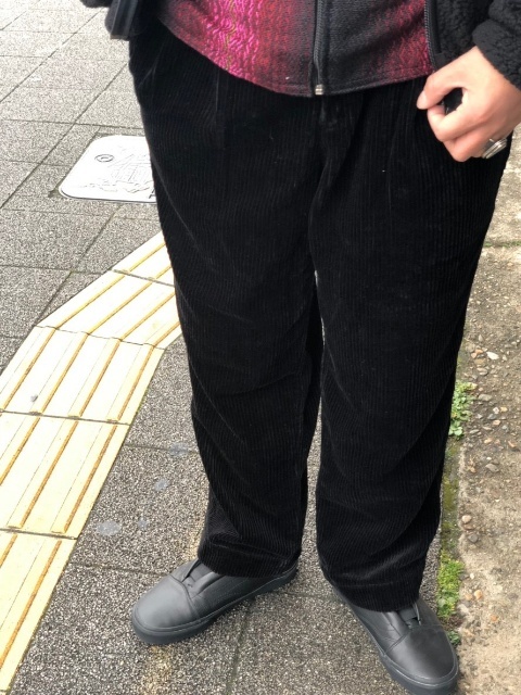 オールブラックのスタイリングの挿し色で。_c0167336_13395305.jpg