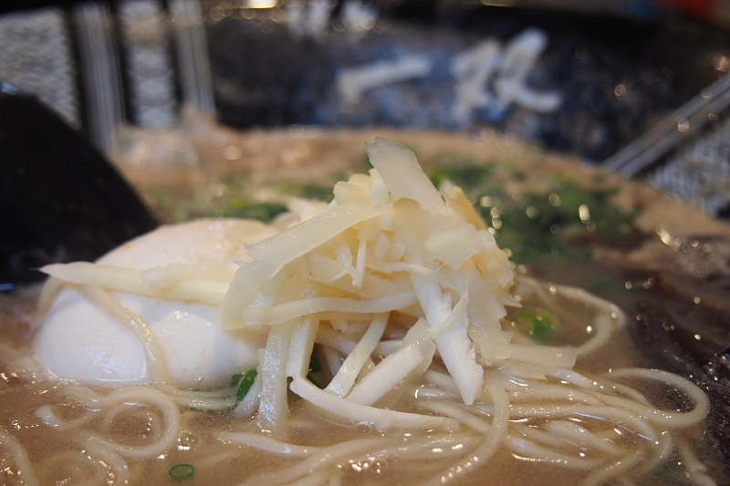 【豚骨カプチーノ？？】博多ラーメン 一双_b0008655_16555296.jpg