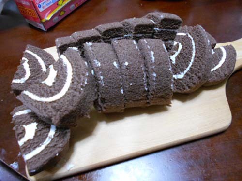 市販ロールケーキで作る簡単クリスマスケーキ_f0019498_21500568.jpg