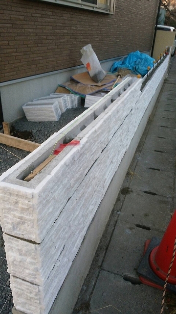 外構・エクステリア工事（宇都宮市T様邸　メッシュ設置・門柱設置・ブロック積12/21）_c0313938_10112088.jpg
