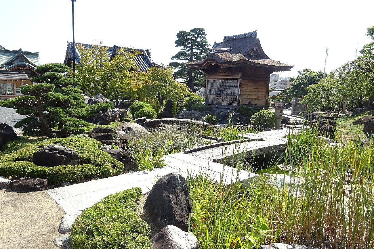 補陀洛山 総持寺の庭と桜 レトロな建物を訪ねて