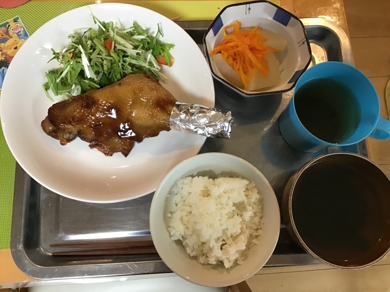 あじさい荘夕食 ローストチキン ご飯 サラダ 煮物 今日の献立