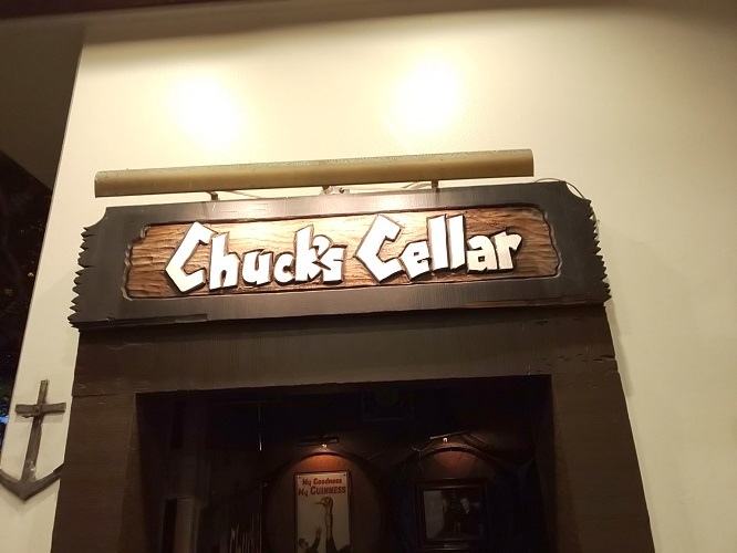 Chuck\'s Cellar ＠ワイキキ（クヒオ通り）_e0047657_23583752.jpg