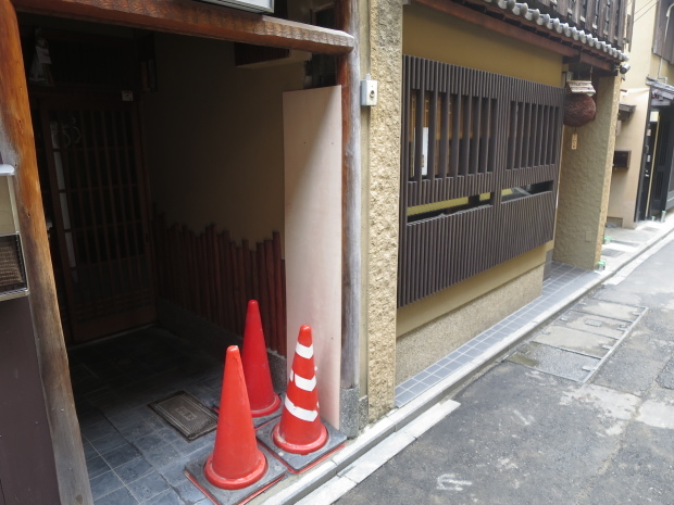 先斗町通りの電線地下埋設工事の配管だーーー_e0360512_16385181.jpg