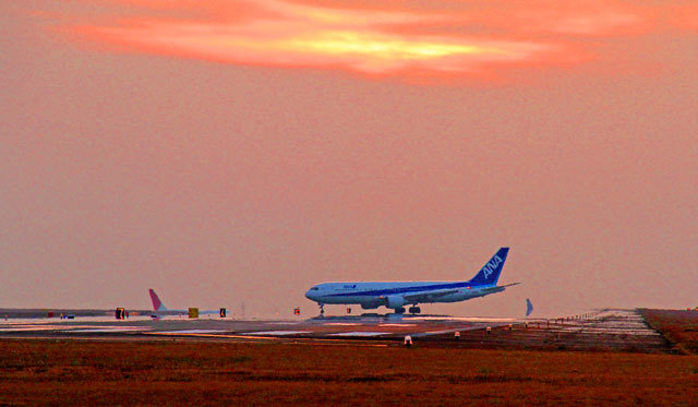 夕陽の熊本空港_b0067613_12201184.jpg