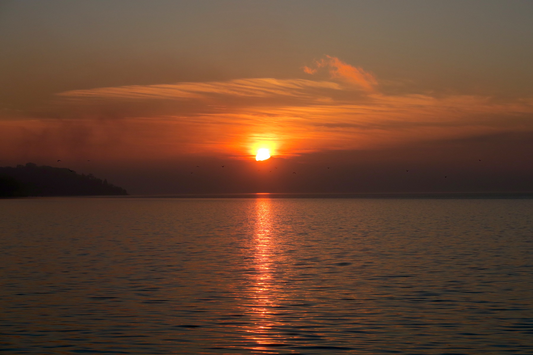日は沈み季節はめぐる年の暮れ、トラジメーノ湖_f0234936_8175162.jpg