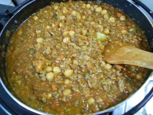 にんじんの煮物と結びこんにゃく&野菜の切れ端でひよこ豆キーマカレー_f0019498_11374644.jpg