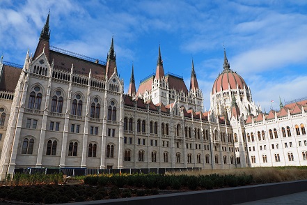 ブダペスト 国会議事堂と自由広場付近を歩く レーガン像 そして撤去されたナジ像 Polarbearology Conjectaneum