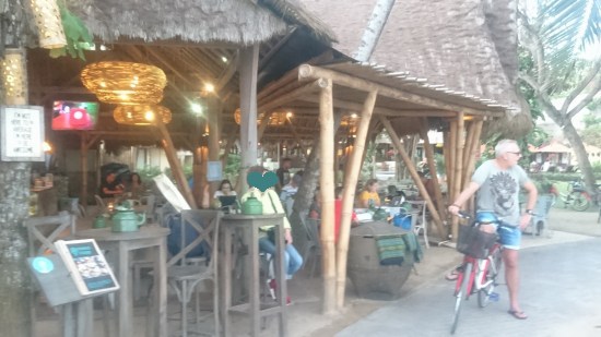 今回は夕刻のGenius Cafeへ @ Pantai Mertasari, Sanur (\'18年9月)_d0368045_5554687.jpg