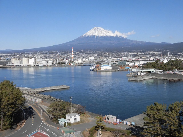 風もなく穏やかな元日　すっきり晴れ渡った中で富士市内各地から見る富士山_f0141310_07395085.jpg