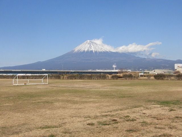 風もなく穏やかな元日　すっきり晴れ渡った中で富士市内各地から見る富士山_f0141310_07410046.jpg