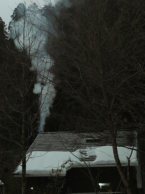 曇り・2℃・・・屋根などに薄っらと雪が　　　朽木小川・気象台より_c0044819_7375724.jpg