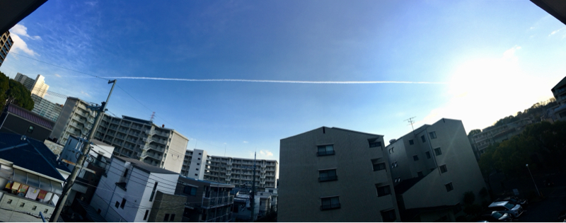 どっちがいい 飛行機雲をiphoneパノラマ撮影 Air Born Japan 日本の空を 楽しもう