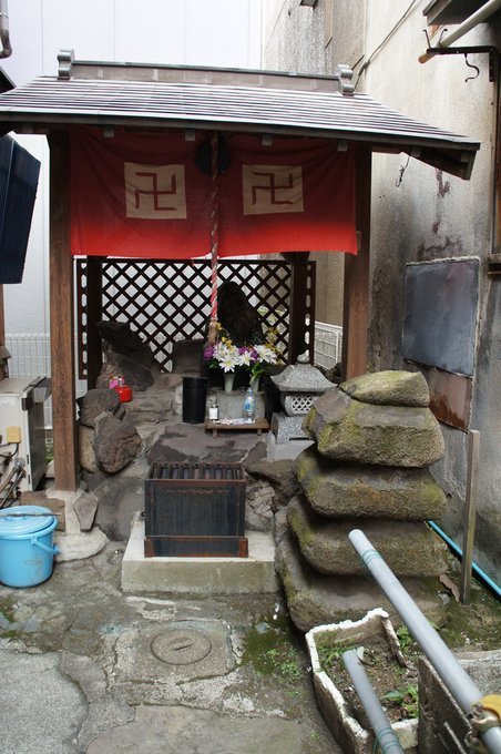 年末年始(イベント以外)浅草拳、駿馬塚、柳屋お藤の銀杏、さすらい地蔵力石、都立大学駅近辺の歴史不思議物件、有楽町高架今昔、河鍋暁斎、女夫石の正体、三囲神社 2018/12/25-2019/1/8_b0116271_20293775.jpg