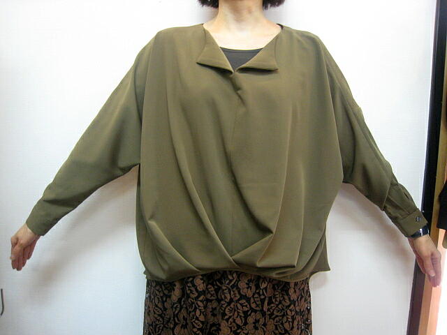 ＯＳＭＯＳＩＳ（オズモーシス）タックドルマンブラウス　　ＫＨＡＫＩ_a0089359_11241933.jpg