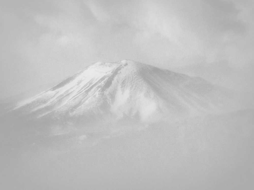 雲ががった「吾妻小富士」_b0301101_15280519.jpg