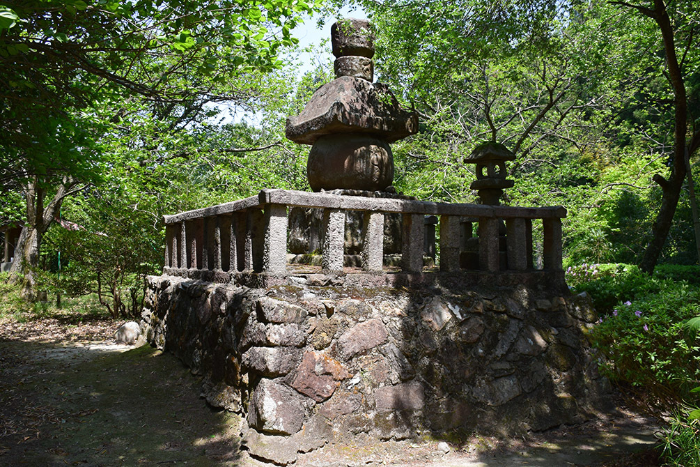 月山富田城跡登城記 その4 「堀尾吉晴の墓・山中鹿介幸盛供養塔」_e0158128_19152821.jpg