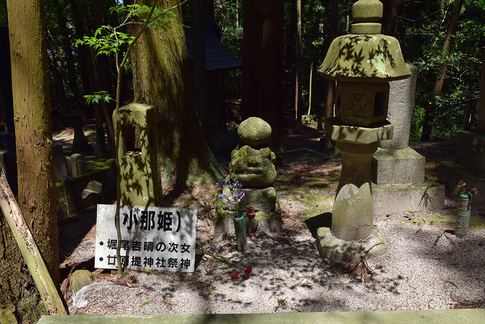 月山富田城跡登城記 その4 「堀尾吉晴の墓・山中鹿介幸盛供養塔」_e0158128_19190383.jpg