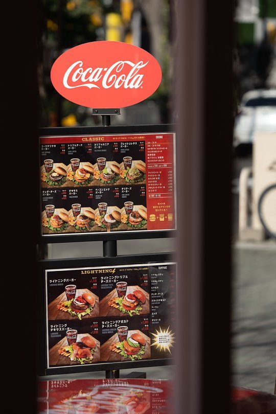 赤と白が印象的なハンバーガー屋さん_d0353489_10415841.jpg