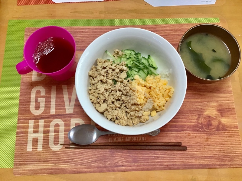 あじさい荘 昼食 鶏ひき肉生姜入りそぼろ丼 わかめ味噌汁 今日の献立 あじさい荘 昼食 鶏ひき肉生姜入りそぼろ丼 わかめ味噌汁 今日の献立
