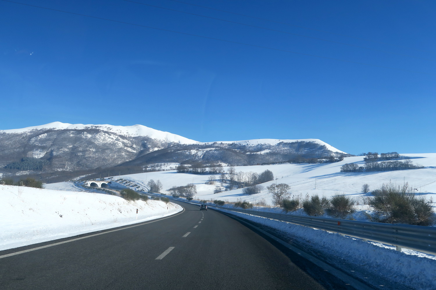 白い雪美しい山とその夕景、カステッルッチョ・シビッリーニ山脈_f0234936_850487.jpg