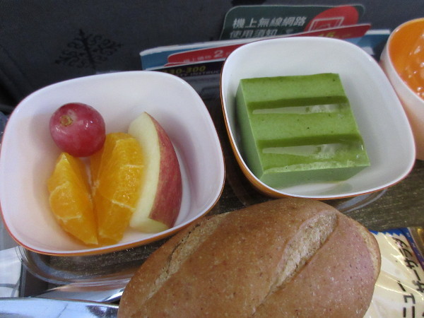 EVA Air 羽田→松山便の機内食2019冬_c0152767_20163862.jpg