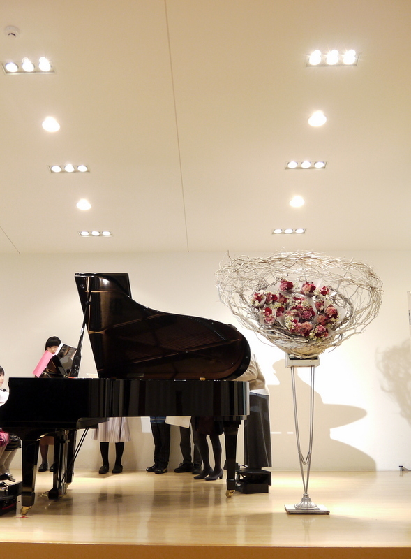 ピアノ発表会のステージ上のスタンド花 18個の持ち帰り花束タイプ 19 01 13 札幌 花屋 Mell Flowers
