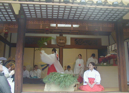 ●神社の造形―京都えびす神社の巫女舞い_d0053294_01220100.jpg