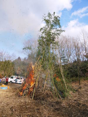 「御願立て」と「どんどや」 熊本県菊池市伊牟田の年行事(2019)_a0254656_17540845.jpg