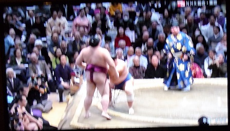 4-815）稀勢の里　力を出せず_d0092767_18022949.jpg